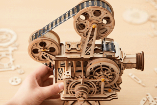 激光切割木質放映機，那抹不去的兒時記憶